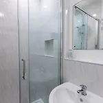 Vendégház Roger Ground - With Onsite Car Parking