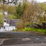 Roger Ground - With Onsite Car Parking 4*