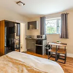 Pensjonat Roger Ground - With Onsite Car Parking