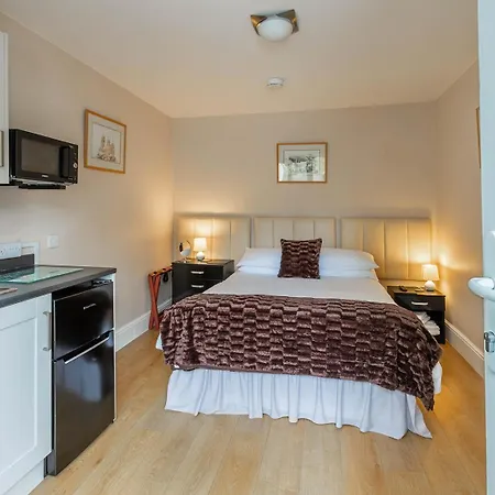 Roger Ground - With Onsite Car Parking Guest house
