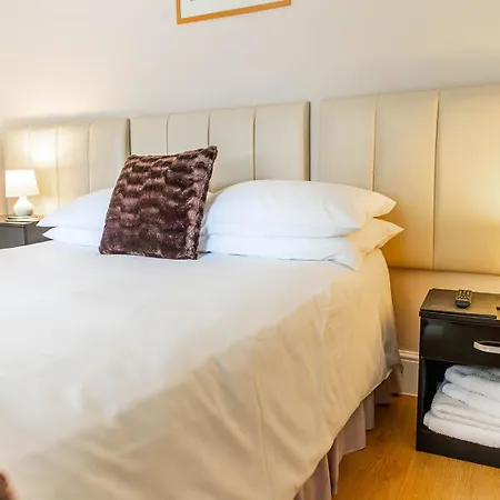 Roger Ground - With Onsite Car Parking Guest house