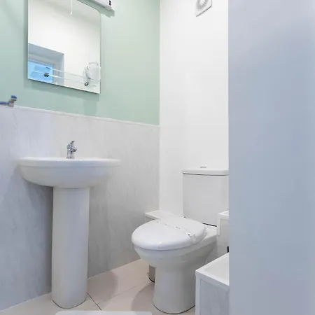 Roger Ground - With Onsite Car Parking 4*