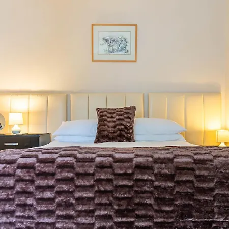 Roger Ground - With Onsite Car Parking 4*