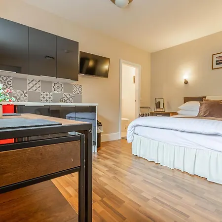 Roger Ground - With Onsite Car Parking Guest house