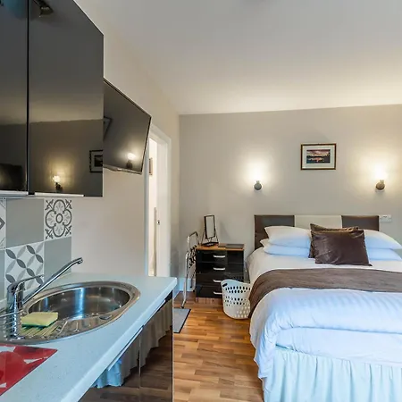 Roger Ground - With Onsite Car Parking Guest house
