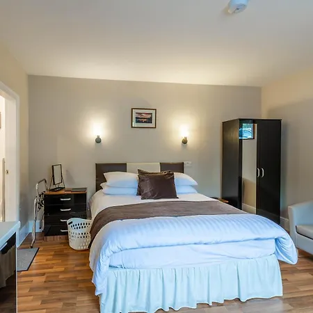 Guest house Roger Ground - With Onsite Car Parking