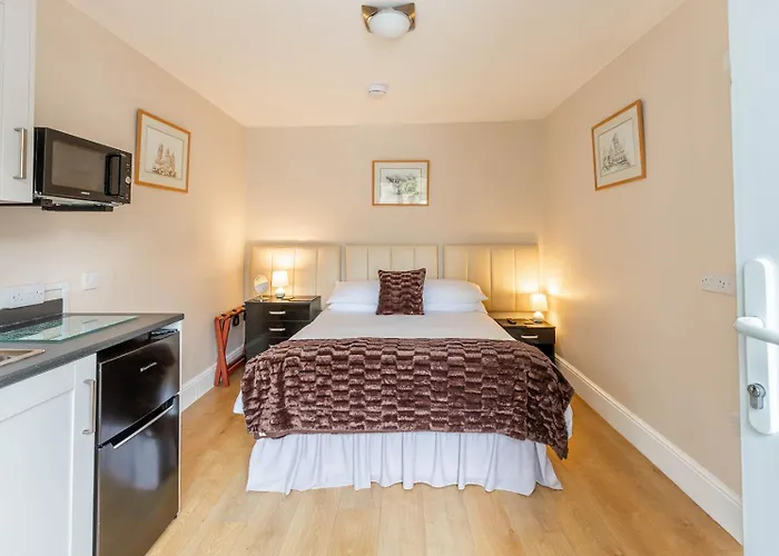 Guest house Roger Ground - With Onsite Car Parking