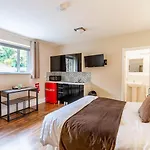 Roger Ground - With Onsite Car Parking 4*