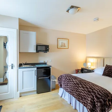 Roger Ground - With Onsite Car Parking 4*