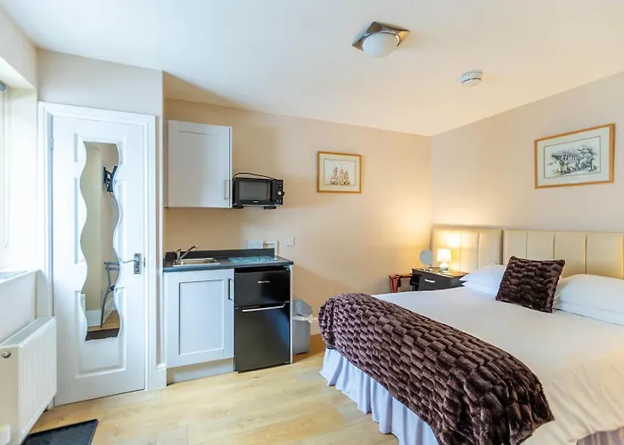 Roger Ground - With Onsite Car Parking 4*