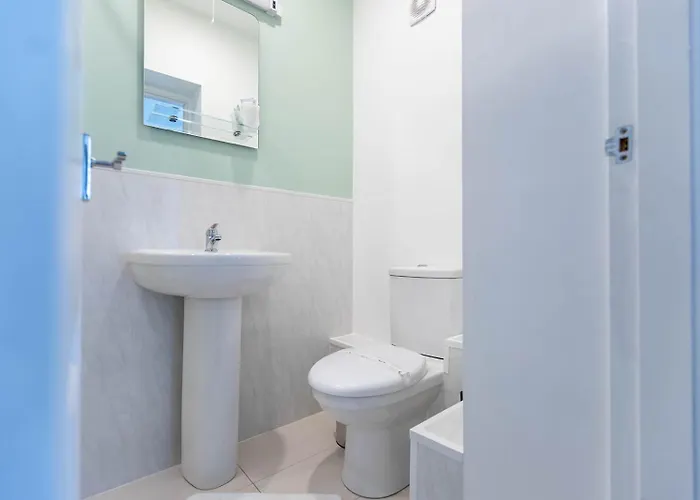 Roger Ground - With Onsite Car Parking 4*