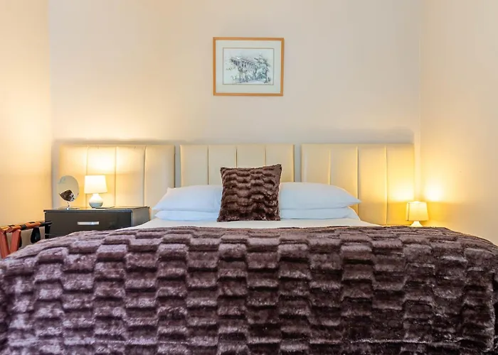 Roger Ground - With Onsite Car Parking 4*