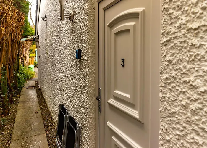 Roger Ground - With Onsite Car Parking 4*